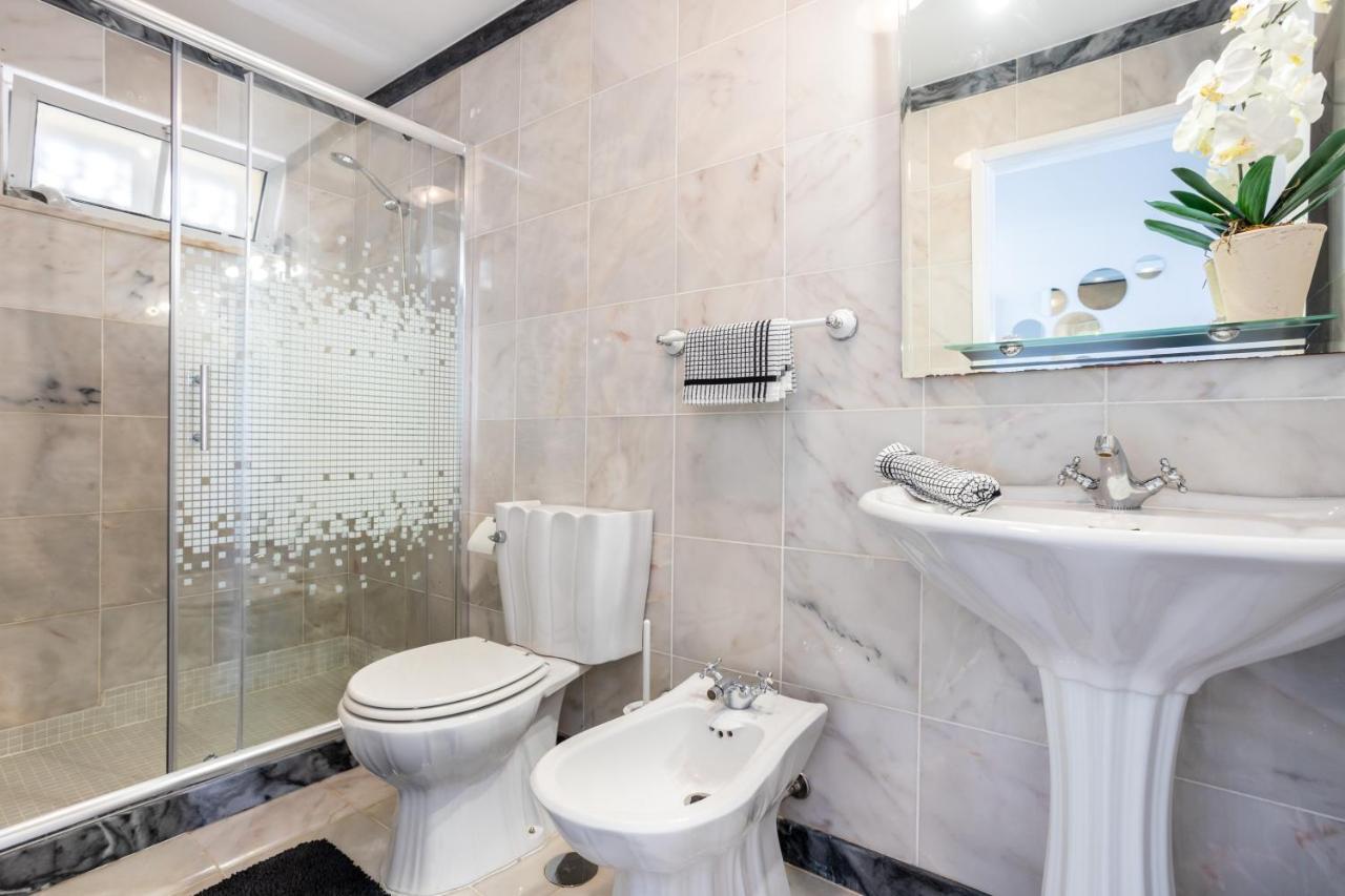 Newly Renovated 2 Bedroom Townhouse - Close To Salema Beach Exterior photo